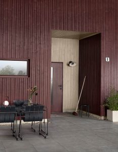 Rött hus i JOTUN 2279 Caput Mortum och detaljer i 1283 Ljus Grå Umbra