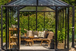 Uteplass med drivhus