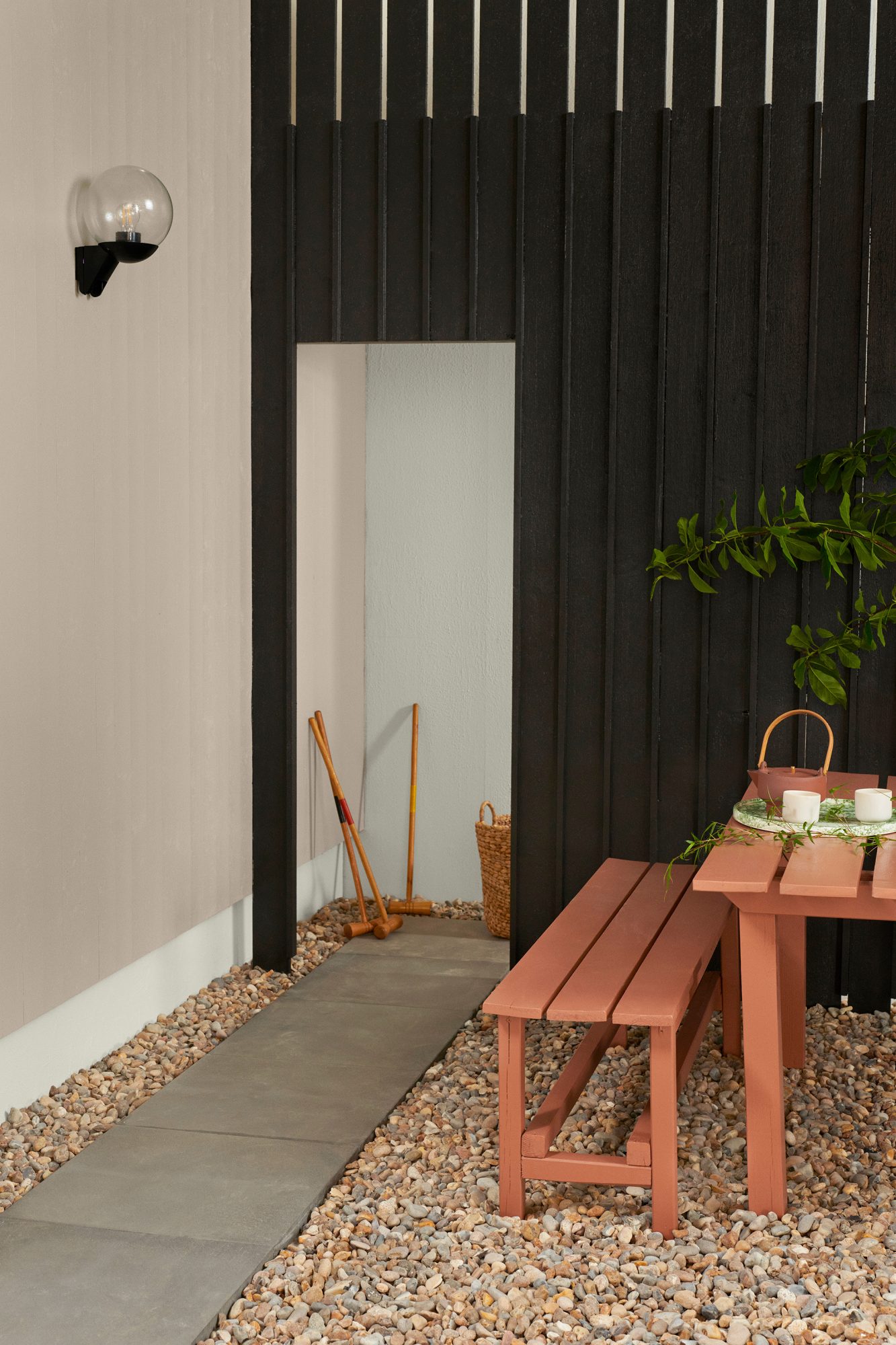 14. vegg i tre til venstre 1141 naturlig beige_murvegg bak 1024 tidløs_levegg_gjerde 9938 dempet sort_møbel 20118 amber red ai_srgb_srgb_2048px