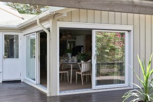 Hytte malt med Dryglon Nordic Extreme Supermatt i fargen 1016 Blek Sand