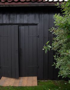 Jotun 9938 Dempet Sort på låve hos Halvor Bakke