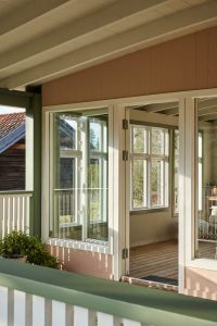 Hus malt i fargen JOTUN 0239 Mellomrosa med detaljer i 10784 Skyggehvit, 8413 Herregaardsgrønn og 0731 Demihvit