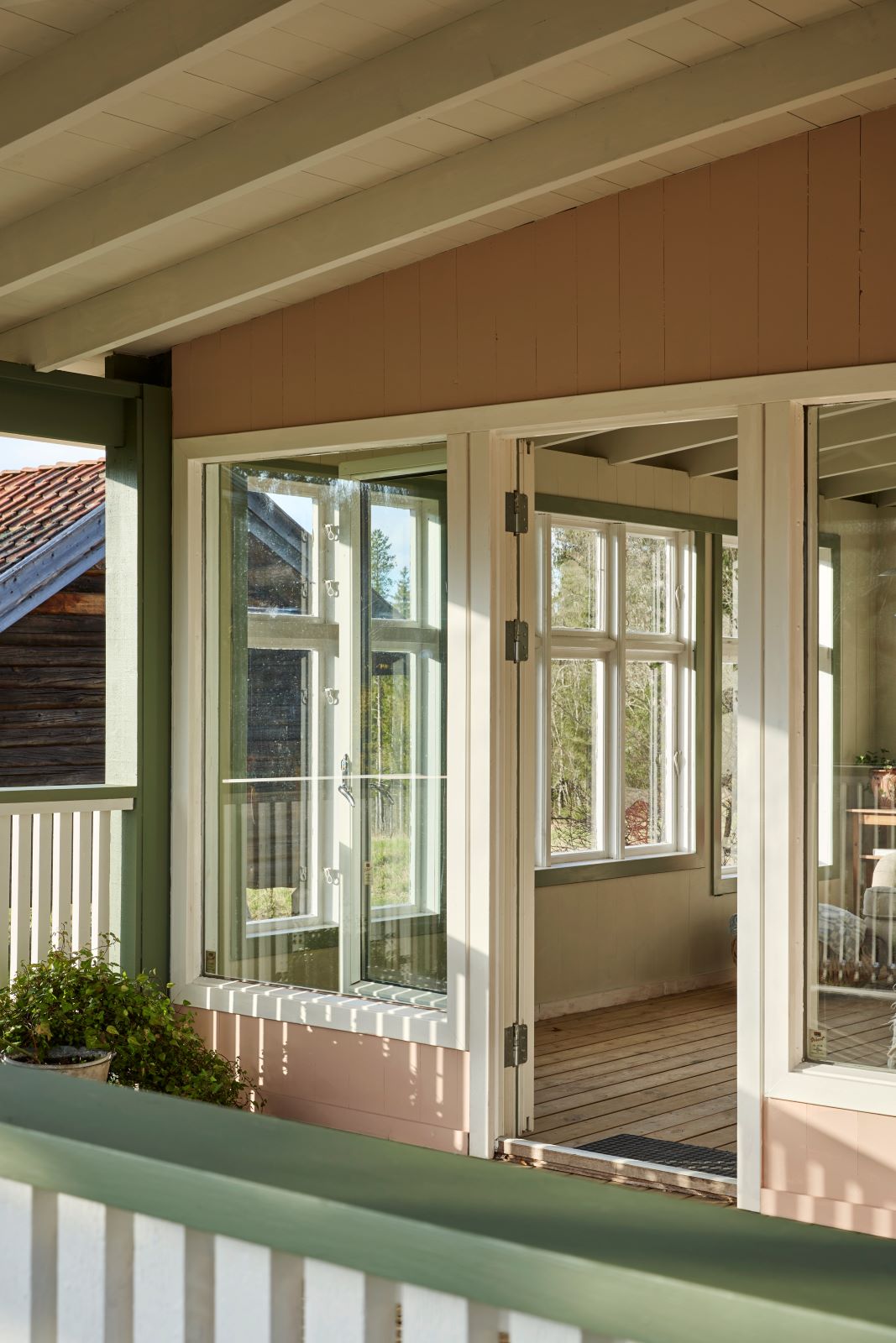 JOTUN_0239_Mellomrosa_10784_Skyggehvit_8413_Herregaardsgroenn_0731_Demihvit_8426_Dewy Green_nedskalert