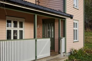 Hus malt i fargen JOTUN 0239 Mellomrosa med detaljer i 10784 Skyggehvit, 8413 Herregaardsgrønn og 0731 Demihvit