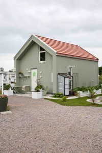 Grønn hytte malt i grålig grønnfarge Jotun Drygolin 7053 Lærdal.