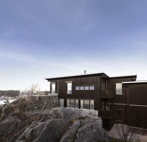 Hytte ved sjøen, beiset med TREBITT matt oljebeis i fargen Jernvitrol